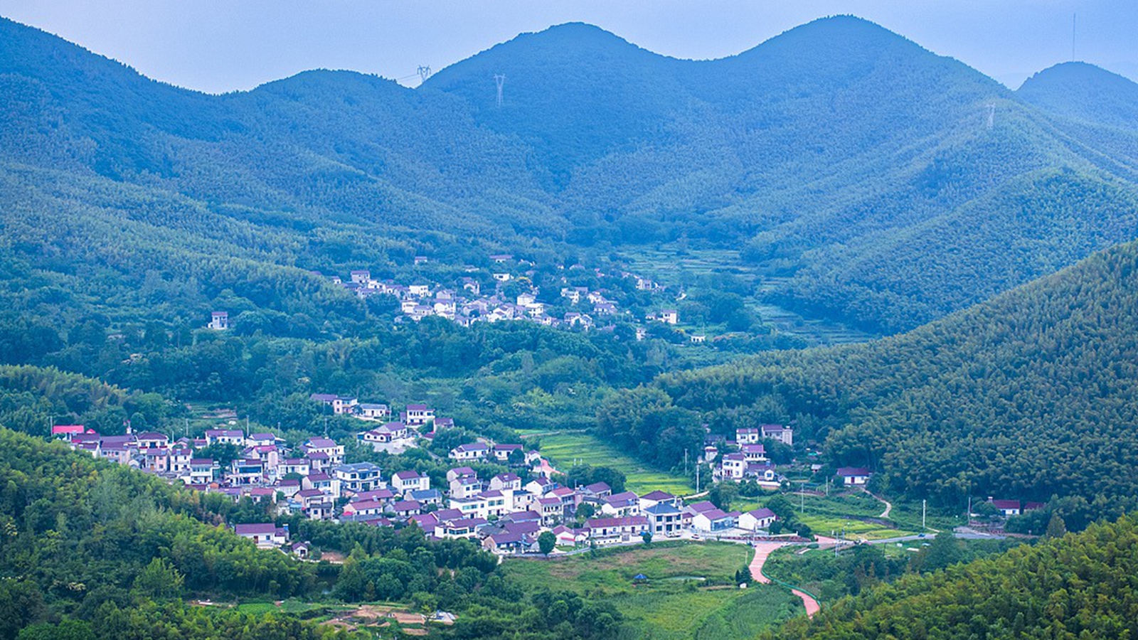 安徽芜湖：生态乡村青山环绕 民居错落有致