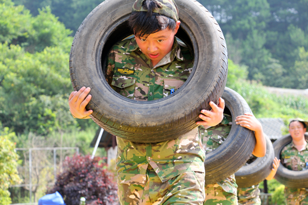 武汉军赢少年夏令营，学习部队优良品质  