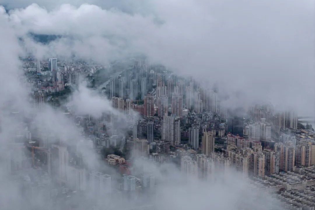 天空之城！福州雨后现平流雾奇观！