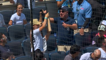 Fan catches Anthony Volpe's bat