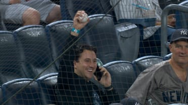 Fan makes a nice barehanded snag on foul ball 