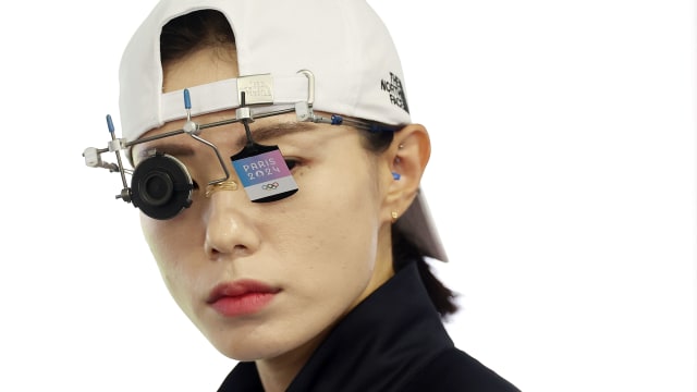 Kim Ye-ji wearing her trademark shooting glasses