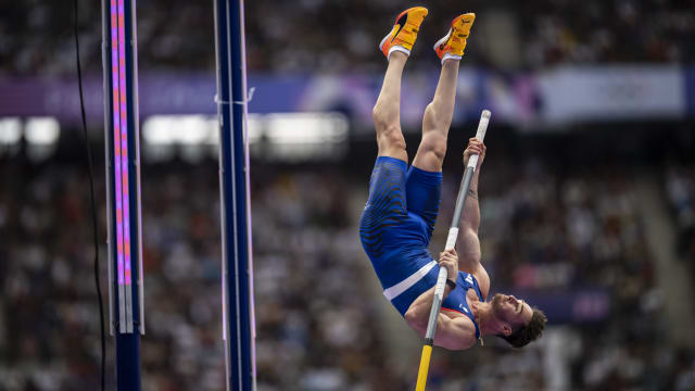 A photo of Anthony Ammirati doing a pole vault at the Olympics