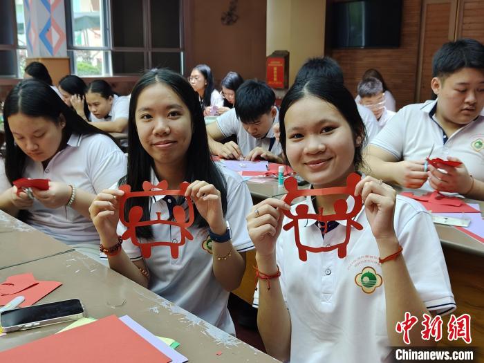 海外华裔青少年在桂林体验中国剪纸