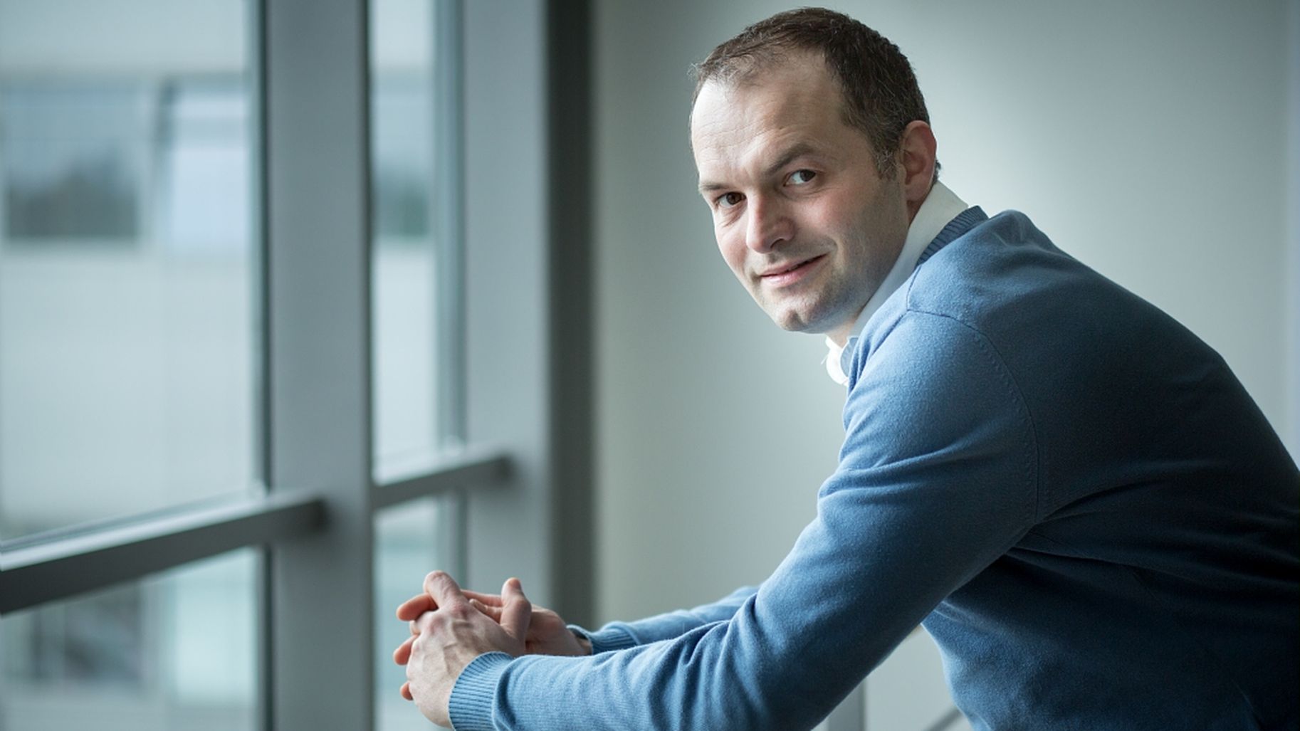 christian duriez accoudé à une balustrade