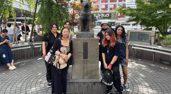 Savannah Salas (front right of the statue, holding a bag) stands with her classmates and FLEAP faculty, Dr. Setsu Shigematsu (front left of the statue, holding a hat).