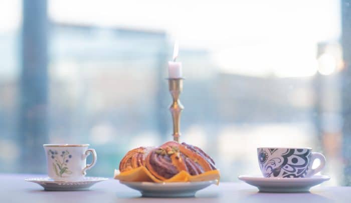 bullfika med två kaffekoppar.