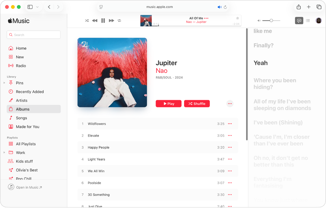 En låt spelas upp med låttexten till höger. Texten visas på skärmen i takt med musiken.