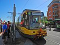 Eine anlässlich der feierlichen Eröffnung der Straßenbahn Südost festlich geschmückte Niederflurbahn.