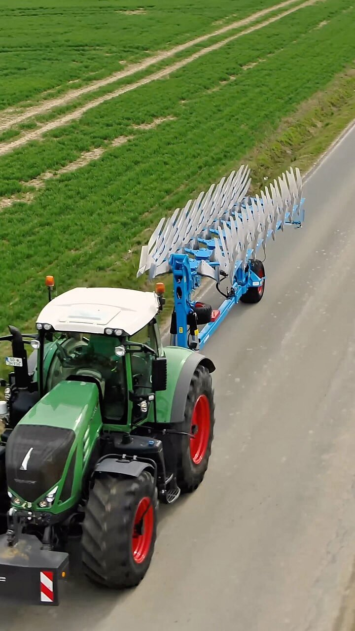 Diamant 16: easy handling & high efficiency 🤝🏻

#lemken
#lemken1780
#farming 
#agriculture
#agri
#ağrı 
#farm