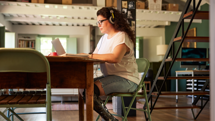 Mujer que trabaja en su computadora.