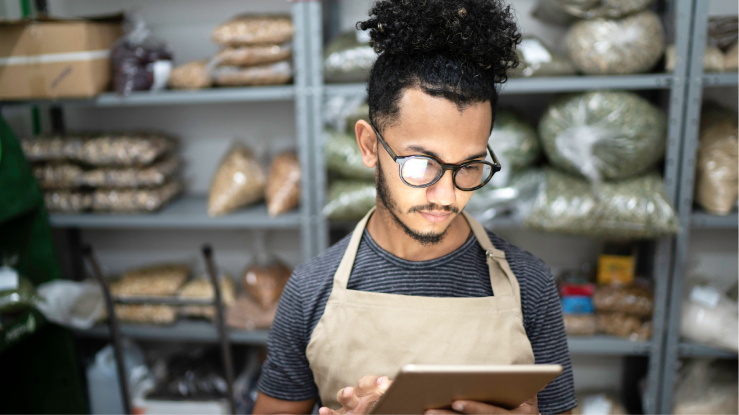 Pessoa a usar um tablet numa arrecadação de um restaurante
