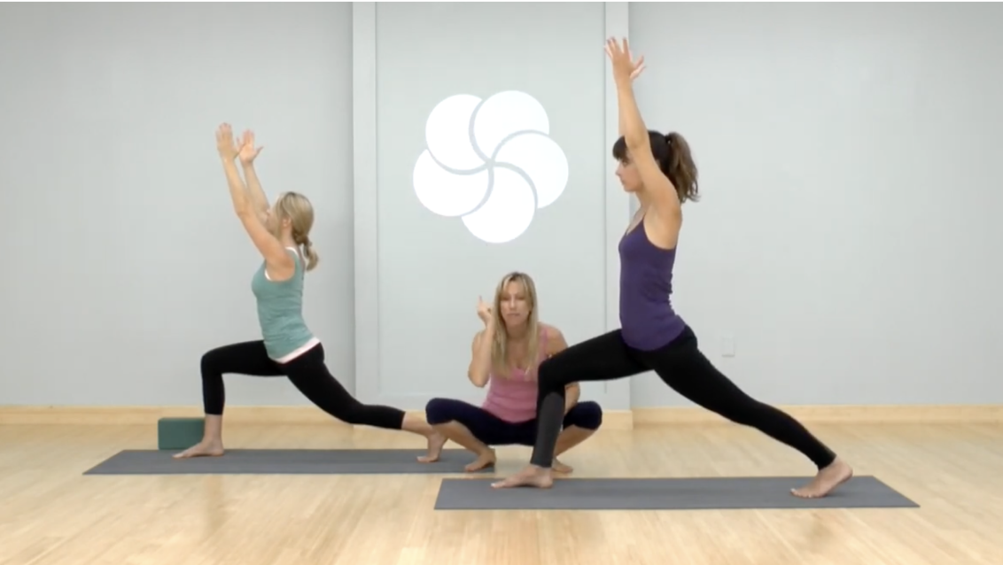 Yoga dersinde yoga duruşu yapan kadınlar. 