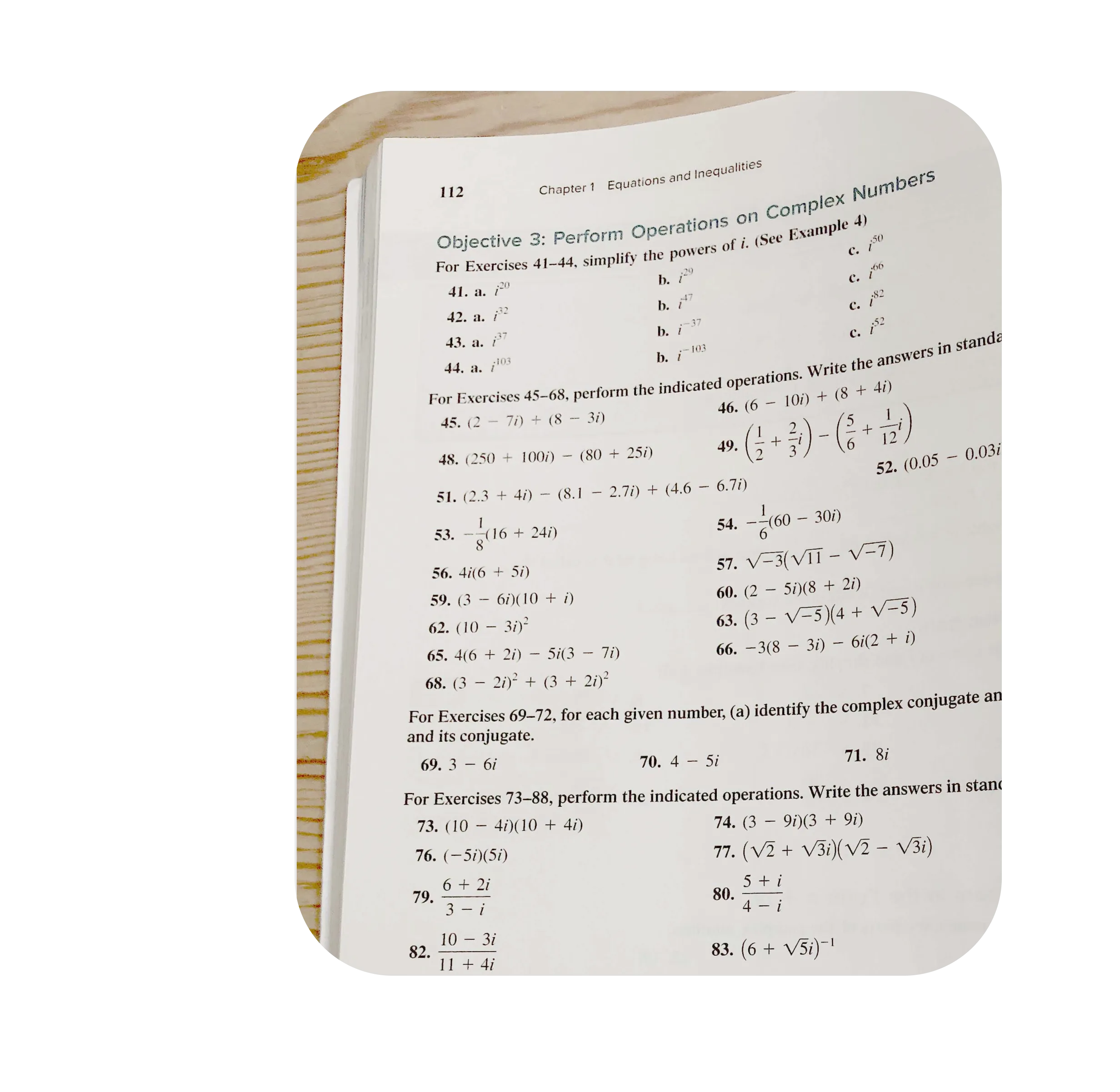 Matematik kitabından bir sayfanın LVF görünümü ile yer paylaşımlı şekiller, simgeler, sonuç paneli ve retikülde vurgulanmış denklemin olduğu bir ev ödevi kullanım örneği.