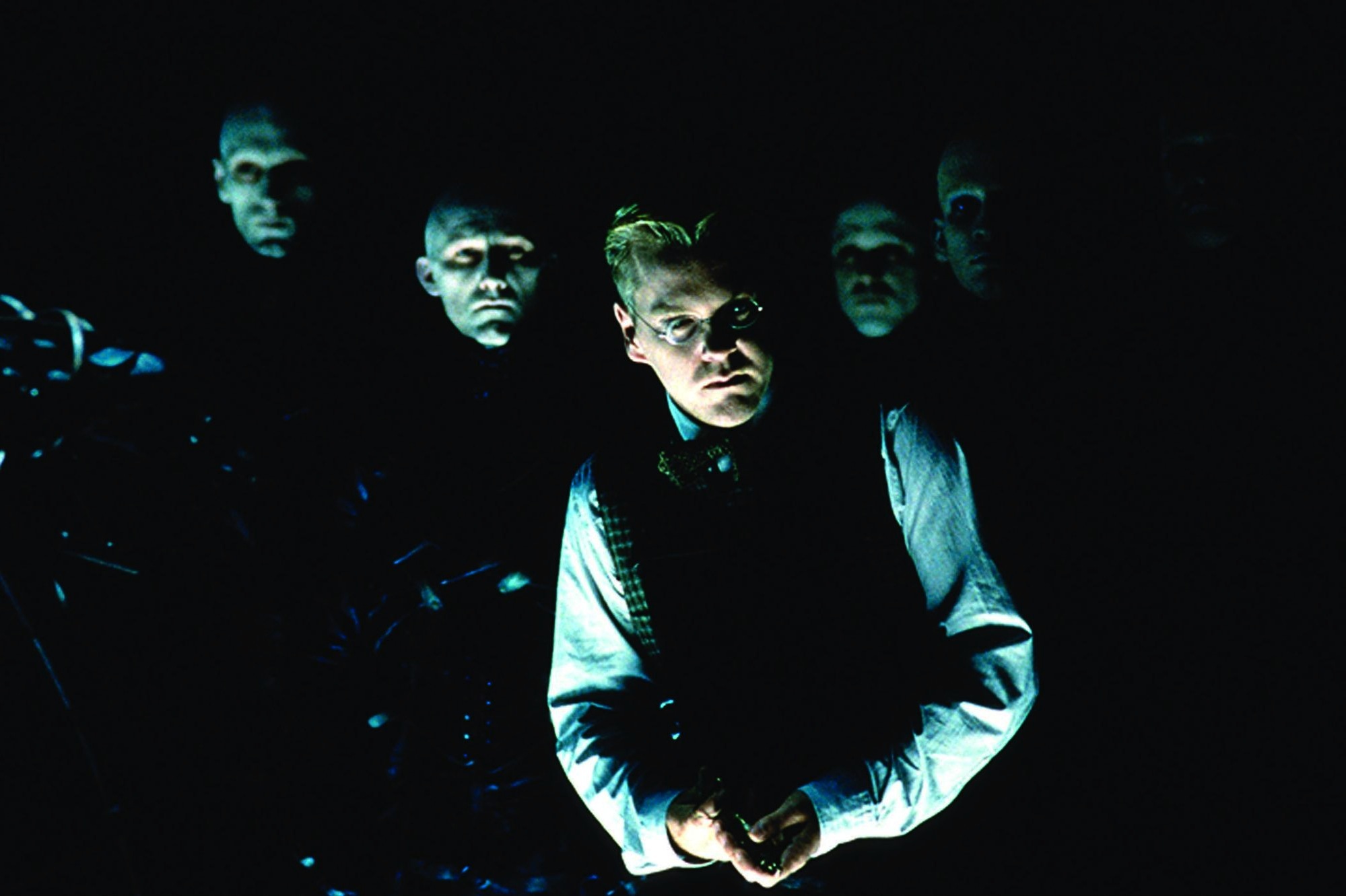 Kiefer Sutherland in Dark City (1998)