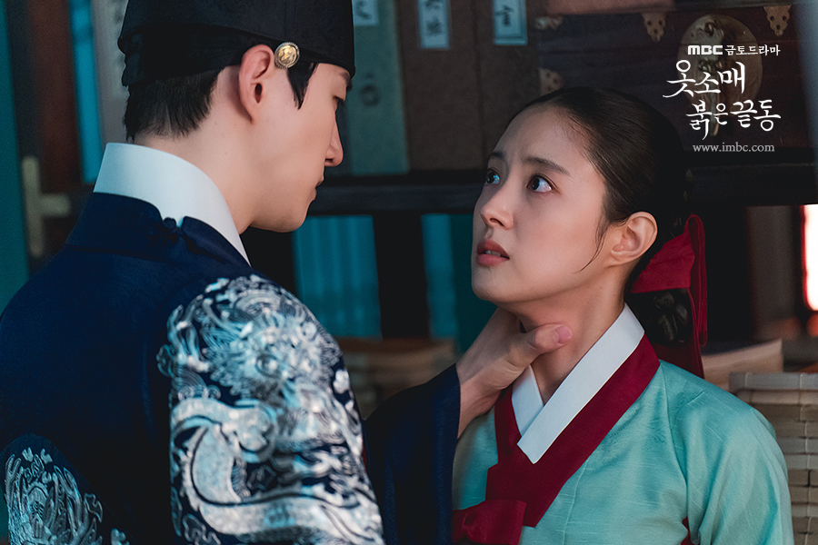 Lee Se-yeong and Lee Jun-ho in Red Sleeve (2021)