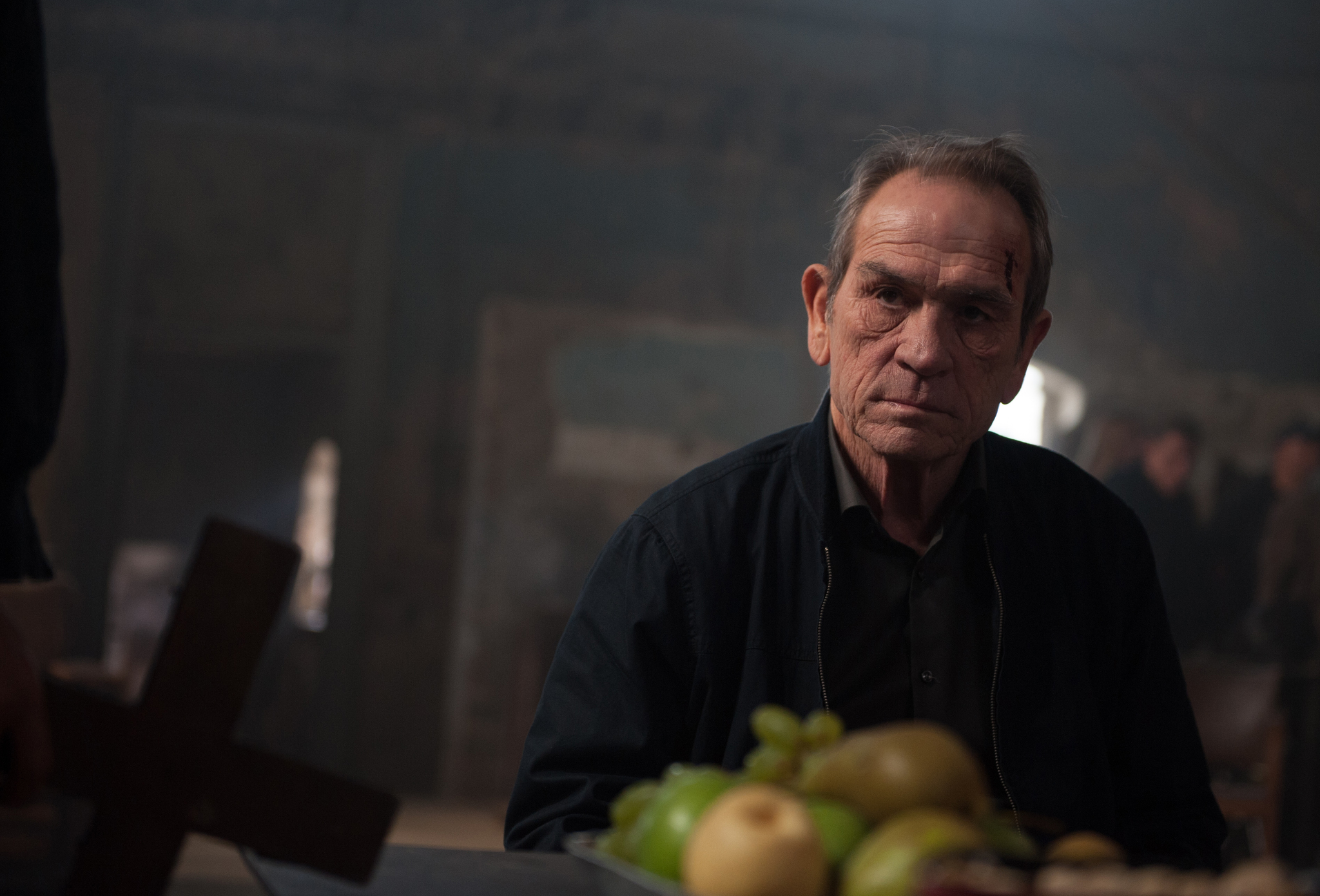 Tommy Lee Jones in Criminal (2016)