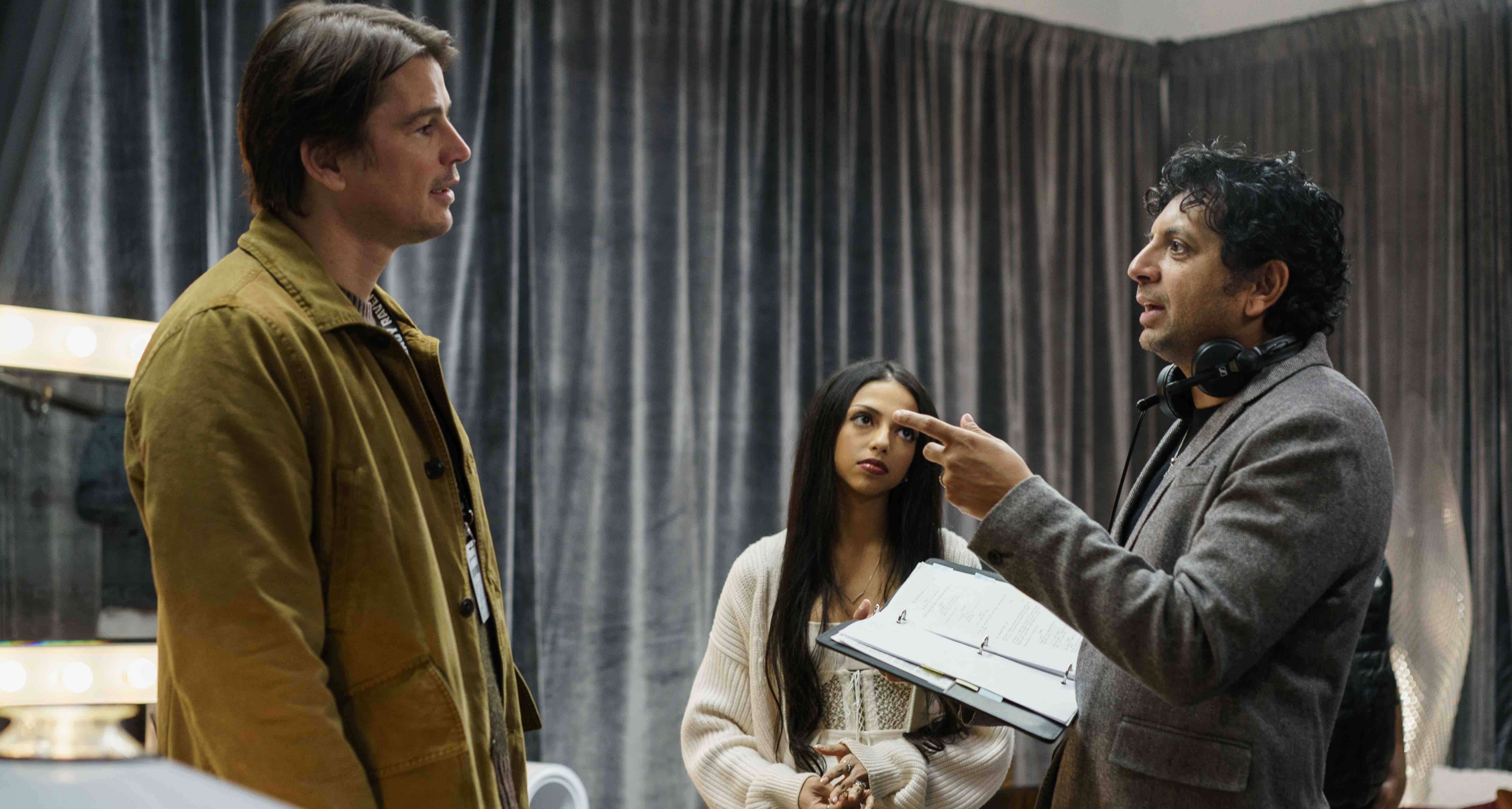 Josh Hartnett, M. Night Shyamalan, and Saleka Shyamalan in Trap (2024)