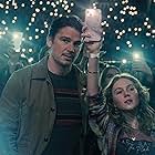 Josh Hartnett and Ariel Donoghue in Trap (2024)