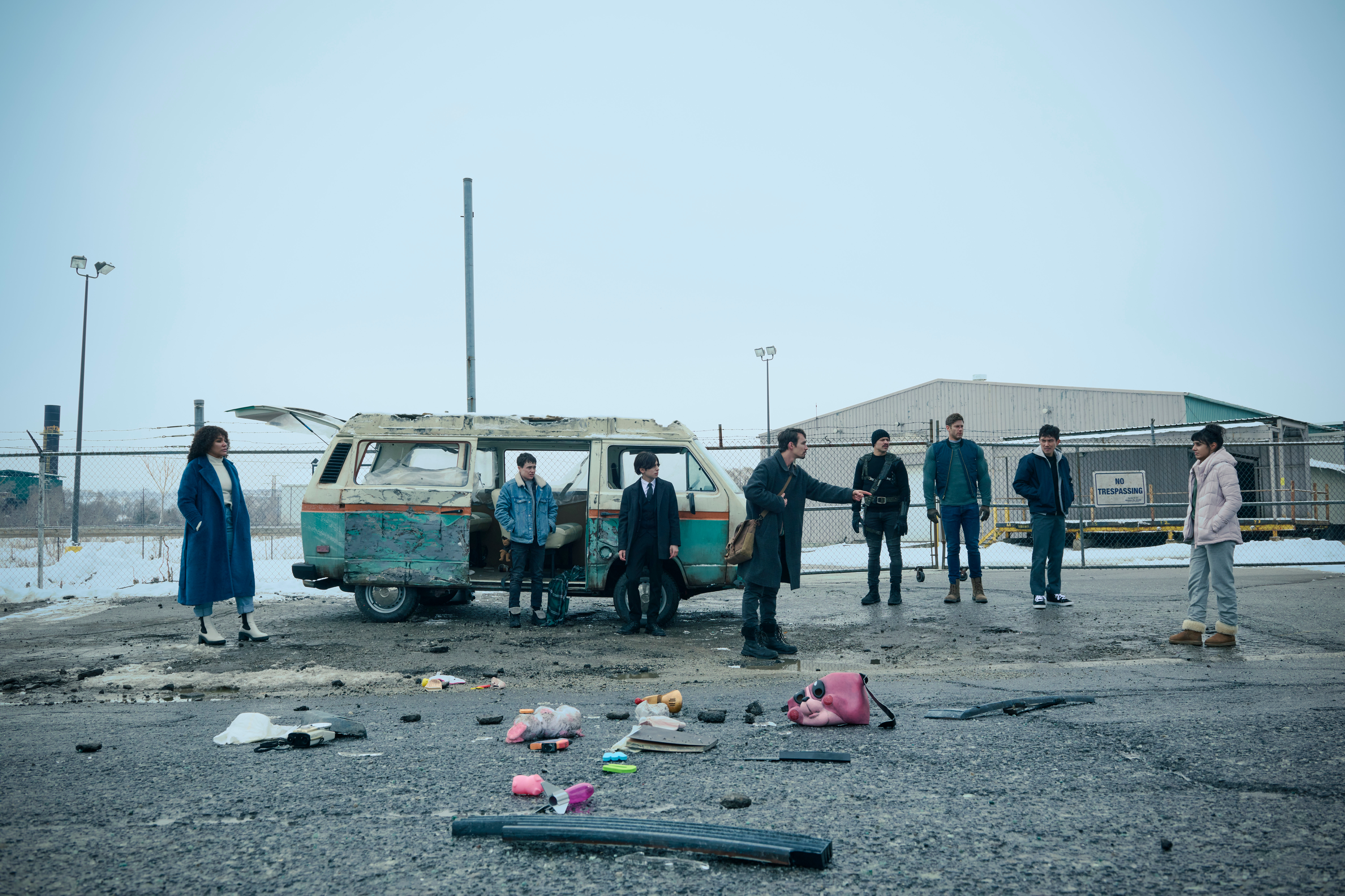 Elliot Page, Robert Sheehan, Tom Hopper, Justin H. Min, Ritu Arya, Aidan Gallagher, and Emmy Raver-Lampman in The Umbrella Academy (2019)