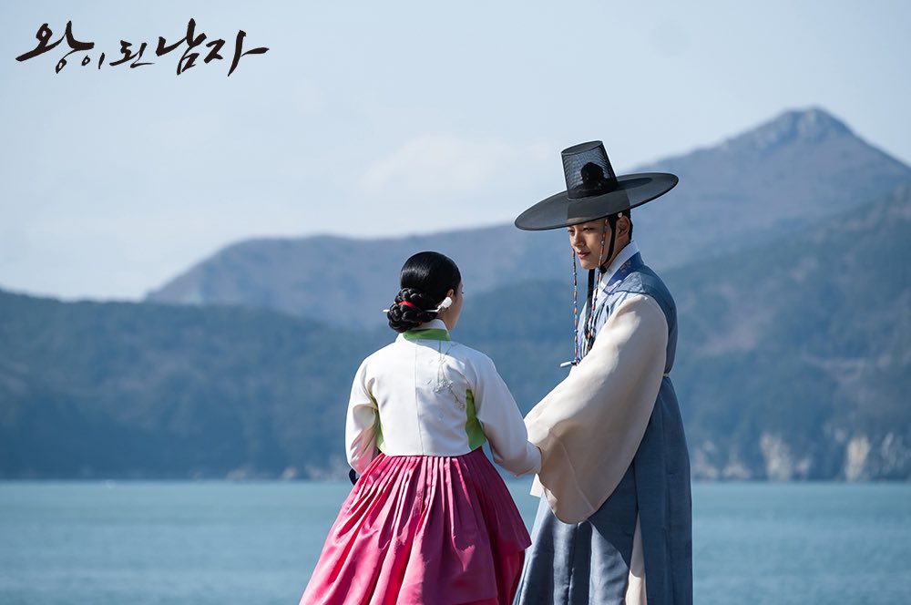 Lee Se-yeong and Yeo Jin-goo in The Crowned Clown (2019)