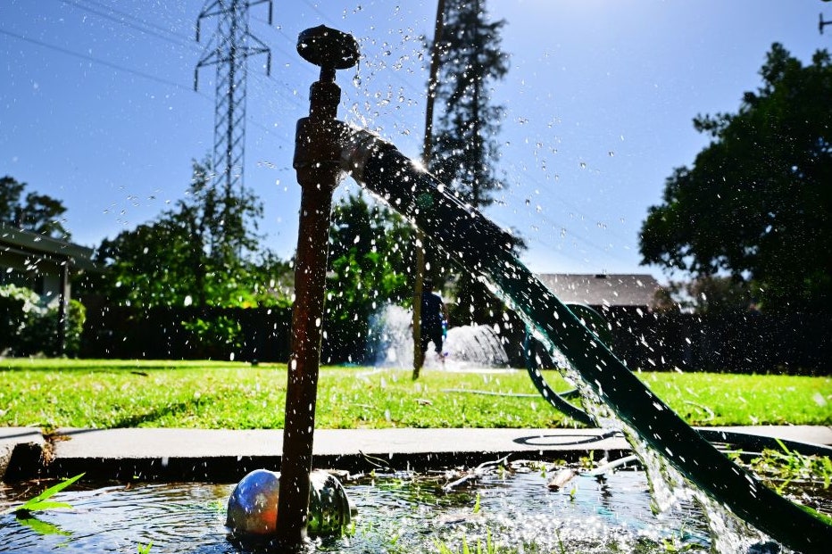 Niente secondo lavaggio dal parrucchiere e le altre regole per risparmiare acqua