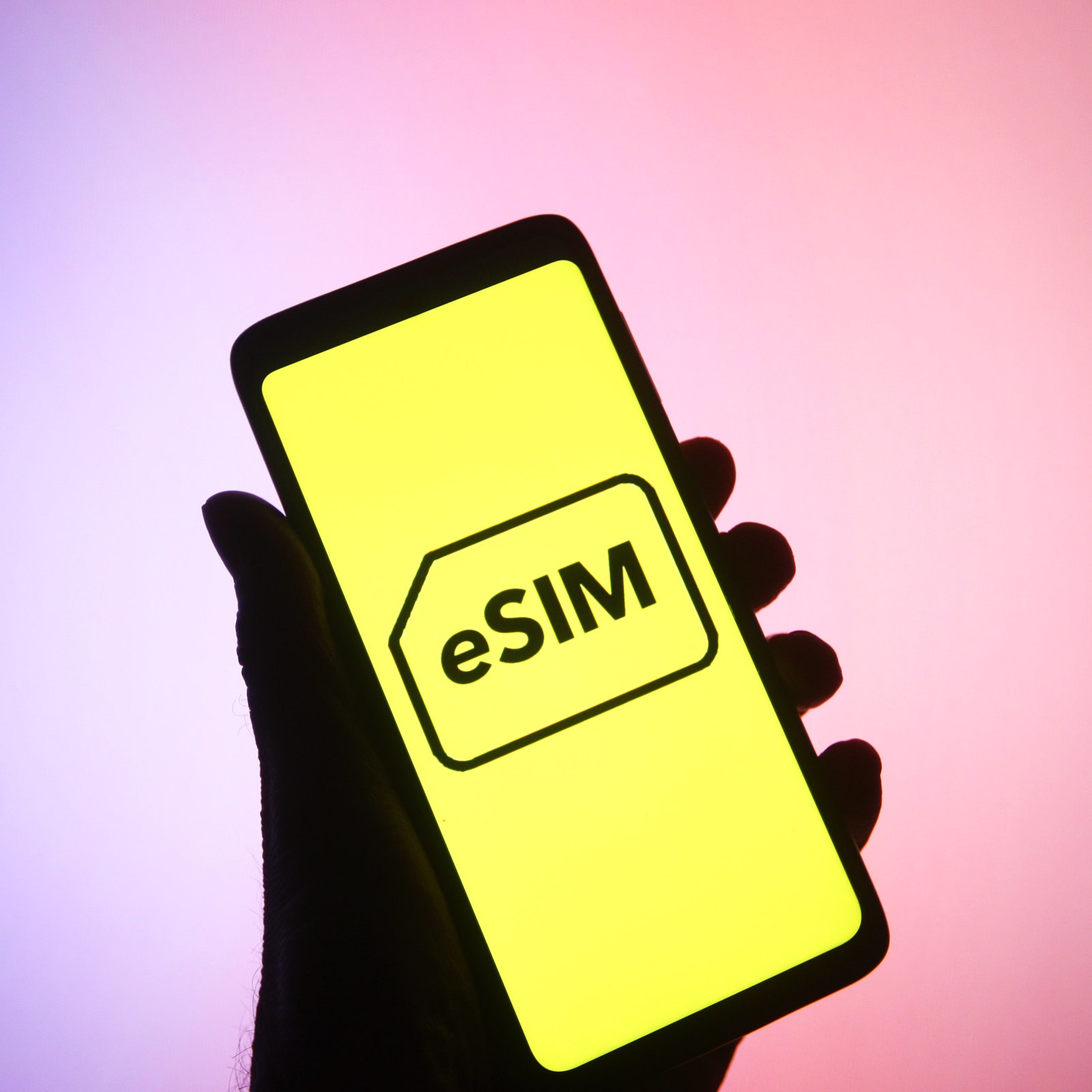 E-sim, cosa sono, come funzionano e perché ci fanno risparmiare