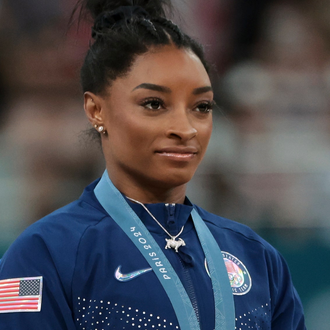 Simone Biles, al collo la medaglia d'oro (ma anche una collana molto particolare)