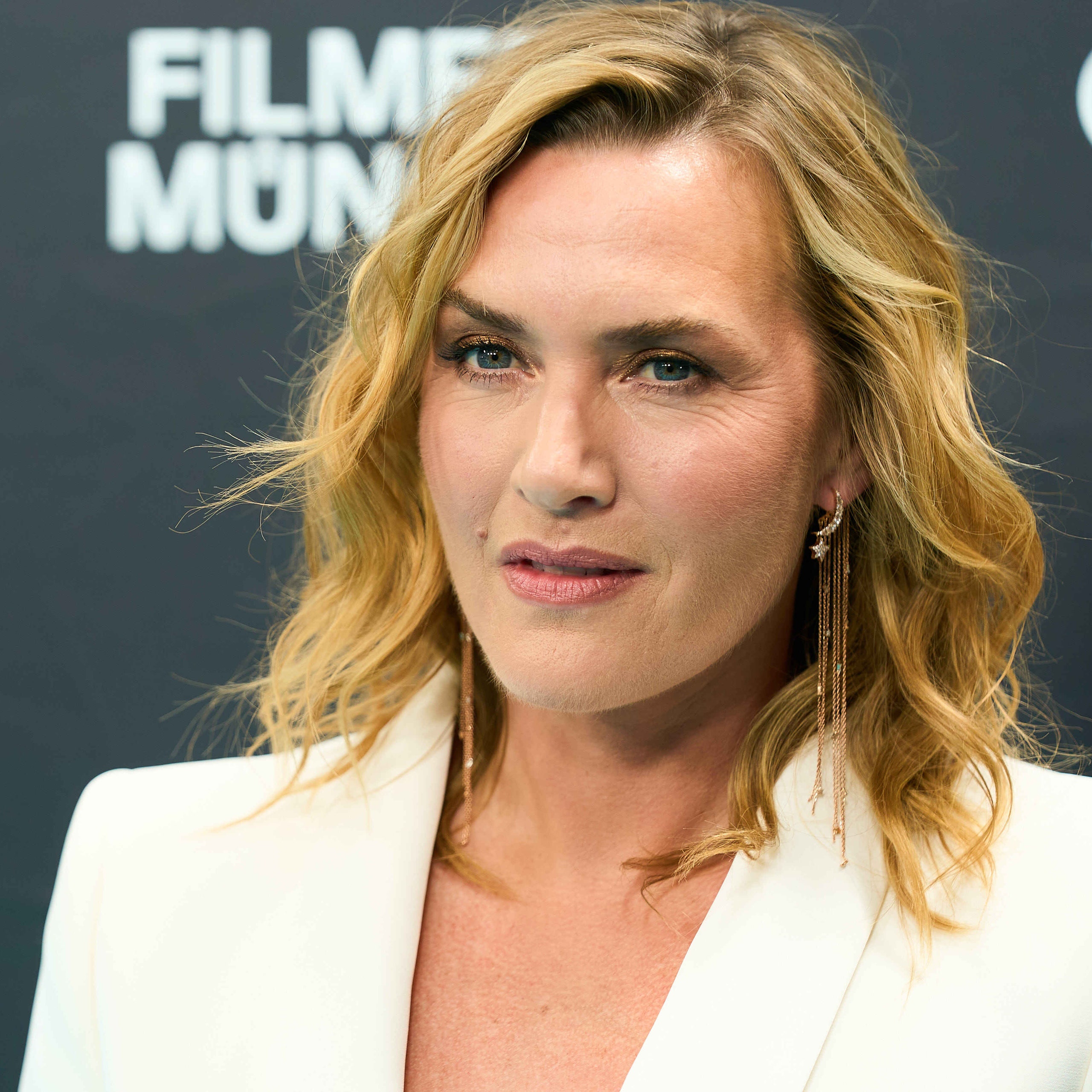 A Kate Winslet non interessa apparire perfetta (anche quando le chiedono di nascondere la pancia)