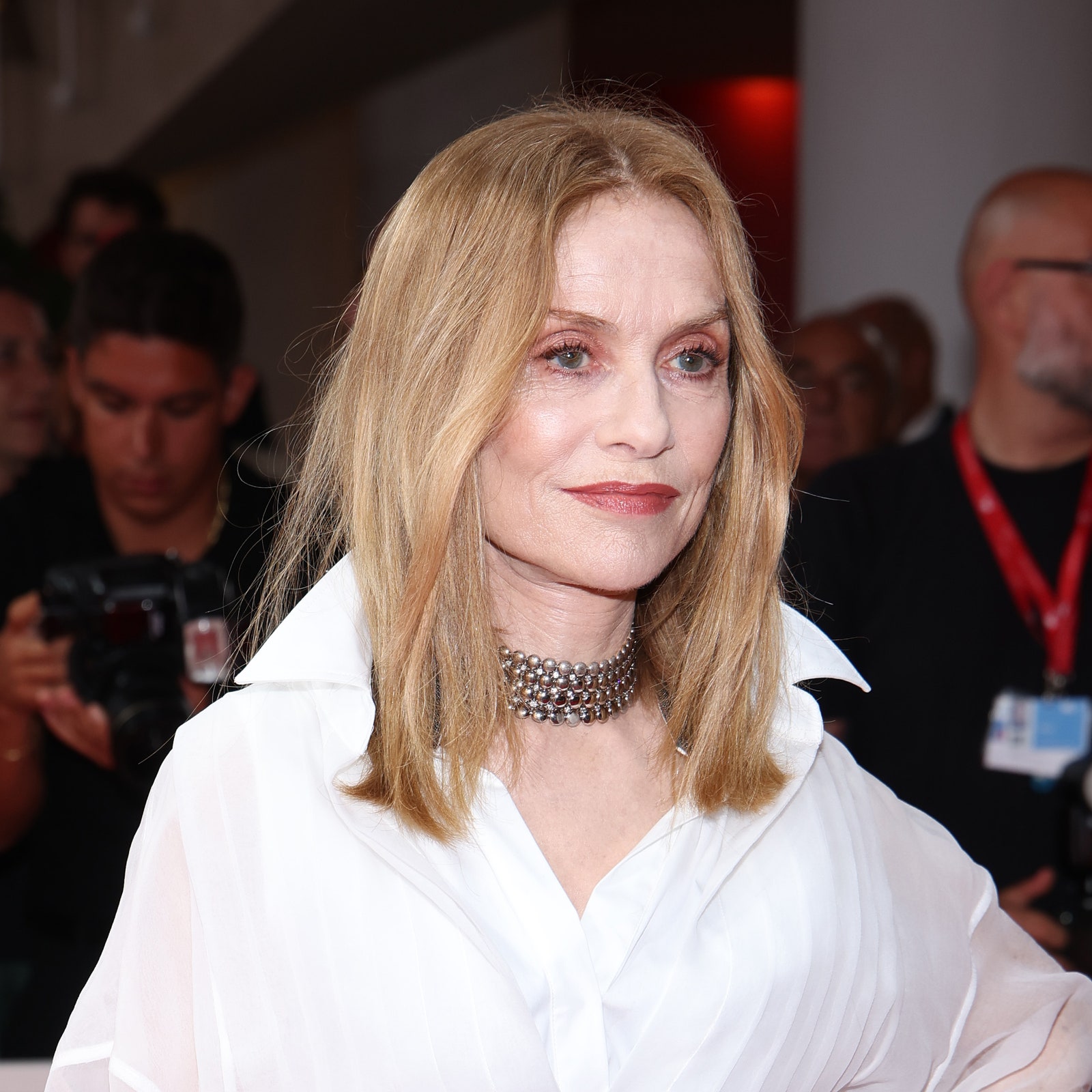 Red carpet Festival di Venezia 2024: le palpebre color rame di Isabelle Huppert e tutti i beauty look della nona serata