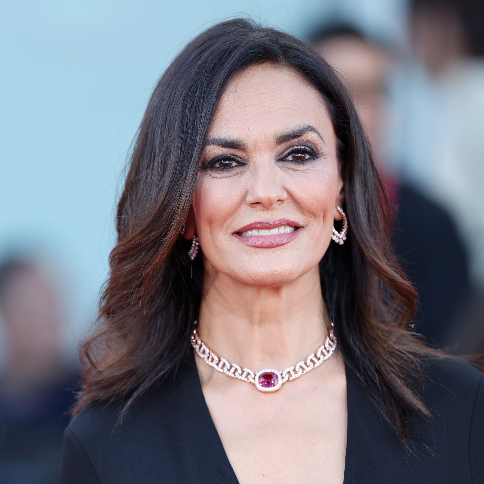 Red carpet Festival di Venezia 2024: lo smokey eyes signature di Maria Grazia Cucinotta e tutti i beauty look della decima serata