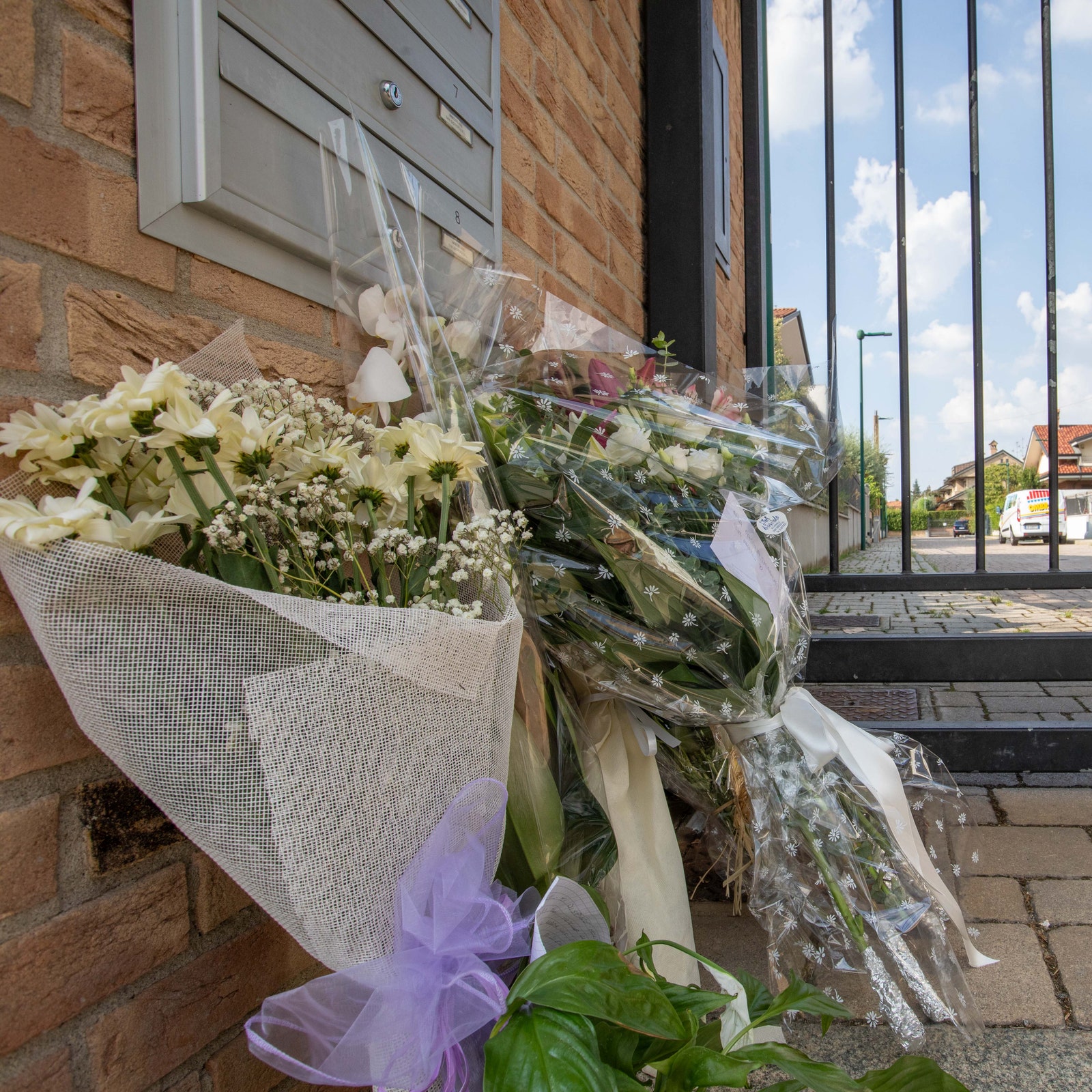 I funerali delle tre vittime della strage in famiglia a Paderno Dugnano, l'omelia: «Incomprensibile tragedia»