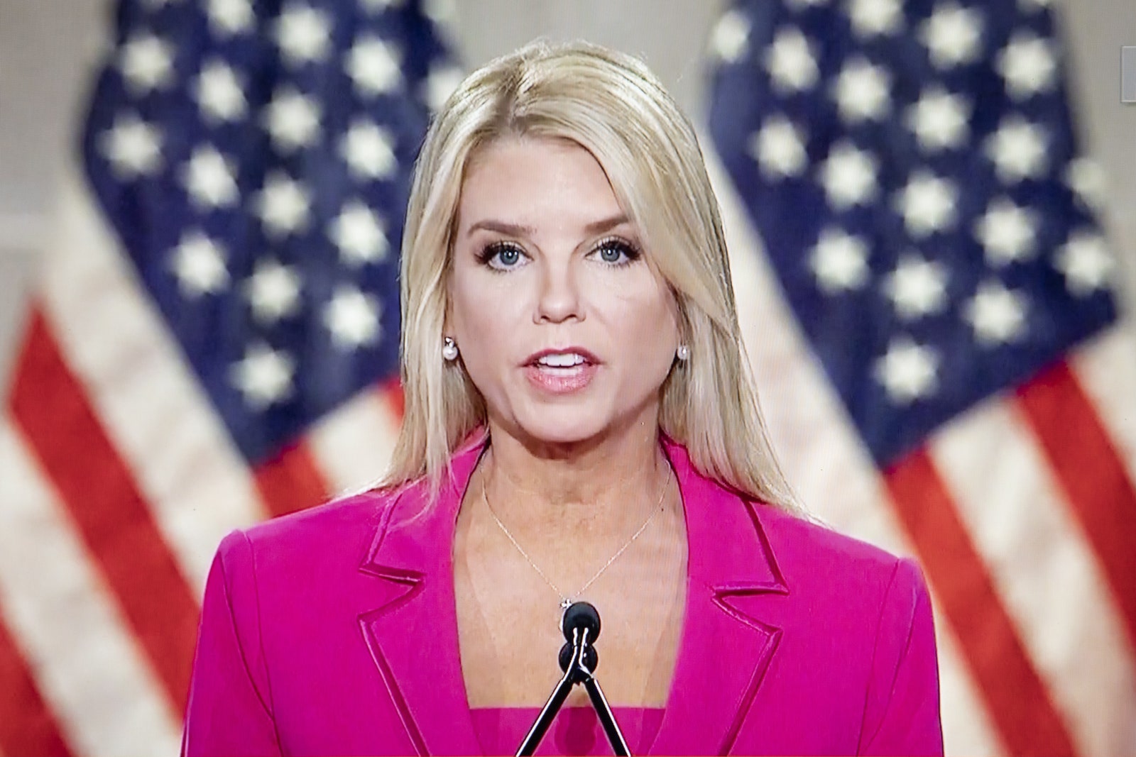 Chi è Pam Bondi, la fedelissima che Trump ha scelto come nuova ministra della Giustizia