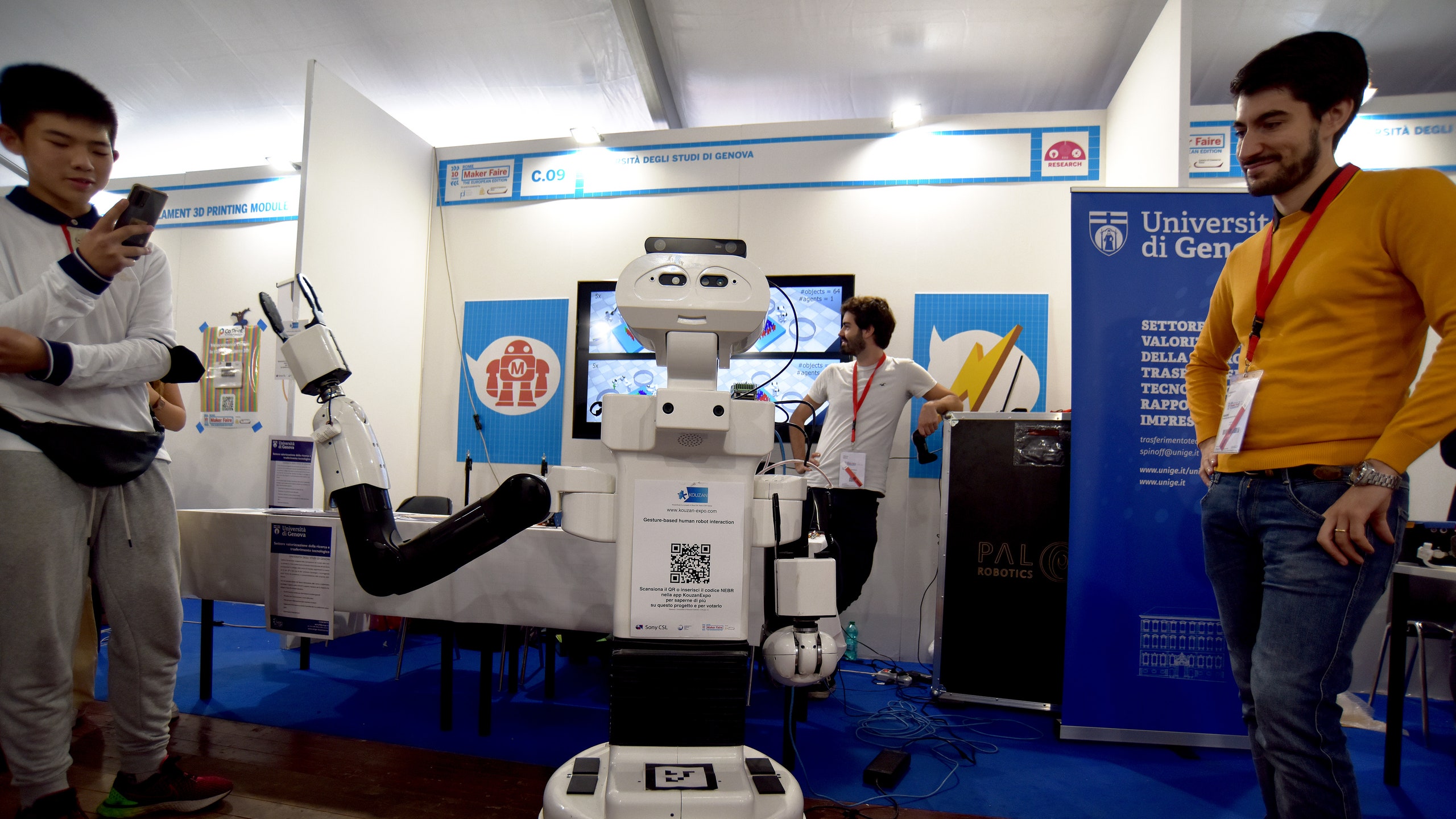 Un robot presentato da una università alla Maker Fair di Roma evento per startup e ricercatori