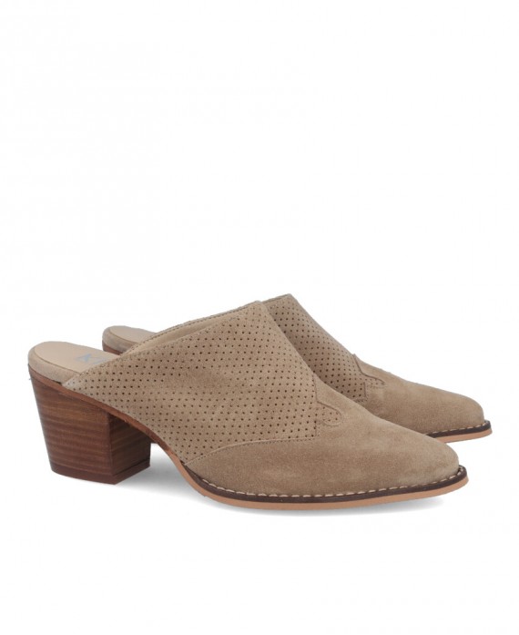 Zuecos para mujer de piel taupe Kissia 420