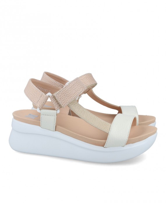 Sandalias de para mujer en color beige Caracteristicas con cierre de velcro cuna 6 cm con plat 4 cm piso extra light exterior p