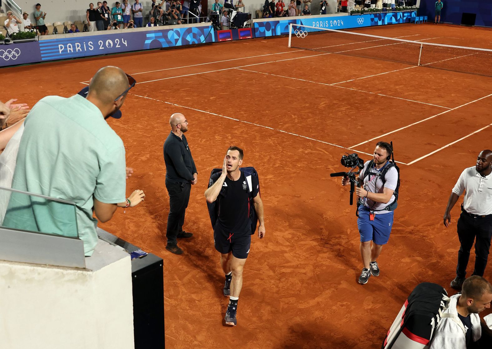 A tearful Andy Murray leaves the court after he and doubles partner Dan Evans <a href="https://www.cnn.com/sport/live-news/paris-olympics-news-2024-08-01-24#h_666b46801978ce38d8ed74bad5a0ca5d"