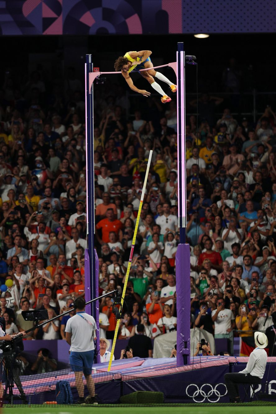 Duplantis completes his world-record pole vault. On his final attempt, Duplantis cleared 6.25 meters (20 feet, 6 inches), <a href="https://www.cnn.com/2024/08/05/sport/mondo-duplantis-pole-vault-world-record-paris-olympics-spt-intl/index.html"