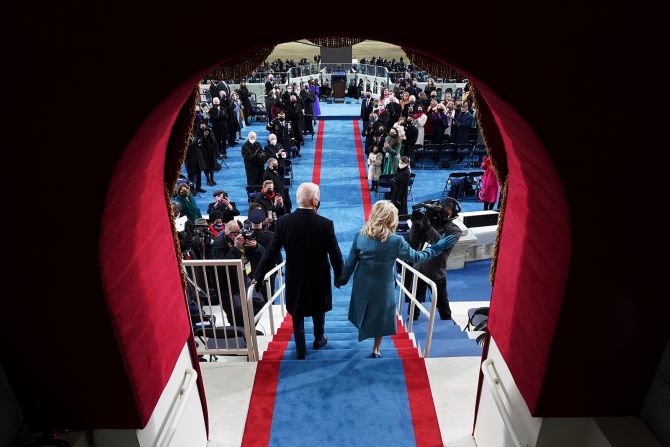 Biden and his wife, Jill, walk out for <a href="https://www.cnn.com/2021/01/19/politics/gallery/joe-biden-inauguration-photos/index.html" target="_blank"