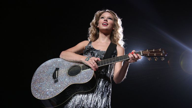 NEW YORK - AUGUST 27: Taylor Swift performs during the Fearless Tour at Madison Square Garden on August 27, 2009 in New York City.  (Photo by Jason Kempin/Getty Images)