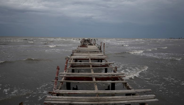 Waves kick up along the shore of Batabano as <a href="https://us.cnn.com/2022/09/27/weather/hurricane-ian-cuba-florida-tuesday/index.html" target="_blank"