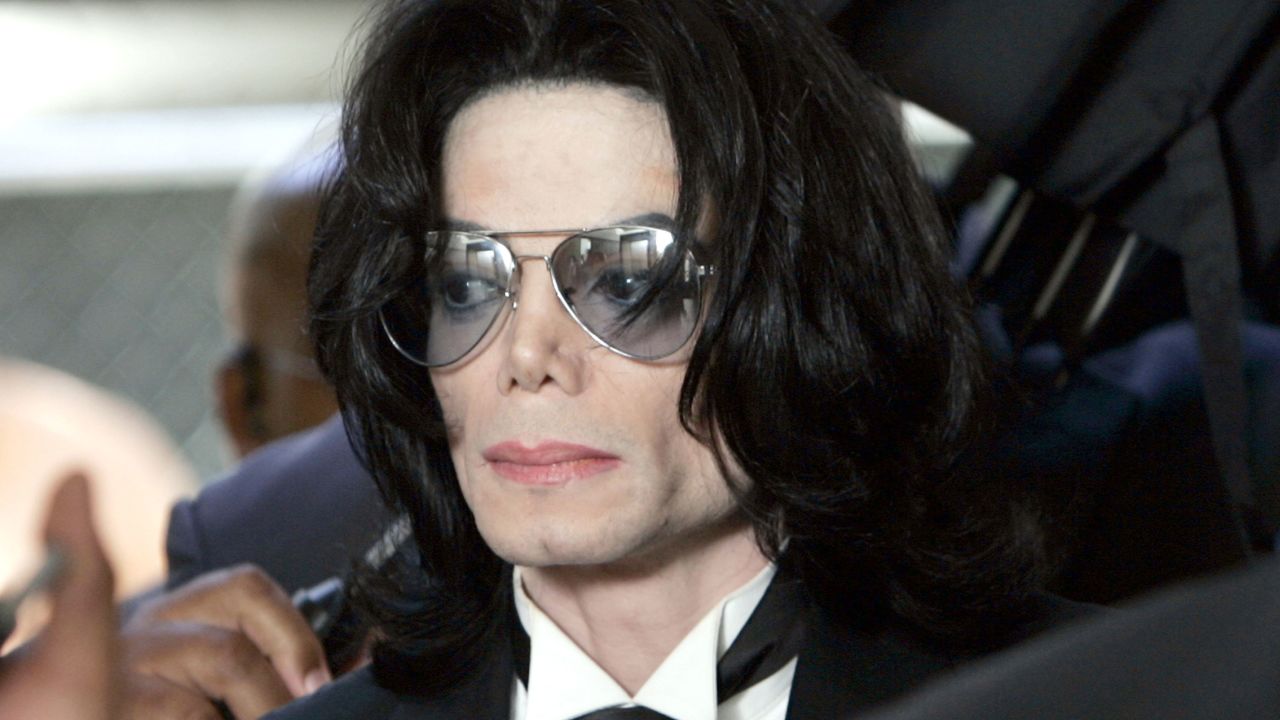 SANTA MARIA, CA - JUNE 13:  Michael Jackson prepares to enter the Santa Barbara County Superior Court to hear the verdict read in his child molestation case June 13, 2005 in Santa Maria, California. After seven days of deliberation the jury has reached a not guilty verdict on all 10 counts in the trial against Michael Jackson. Jackson was charged in a 10-count indictment with molesting a boy, plying him with liquor and conspiring to commit child abduction, false imprisonment and extortion. He pleaded innocent.  (Photo by Kevork Djansezian-Pool/Getty Images)