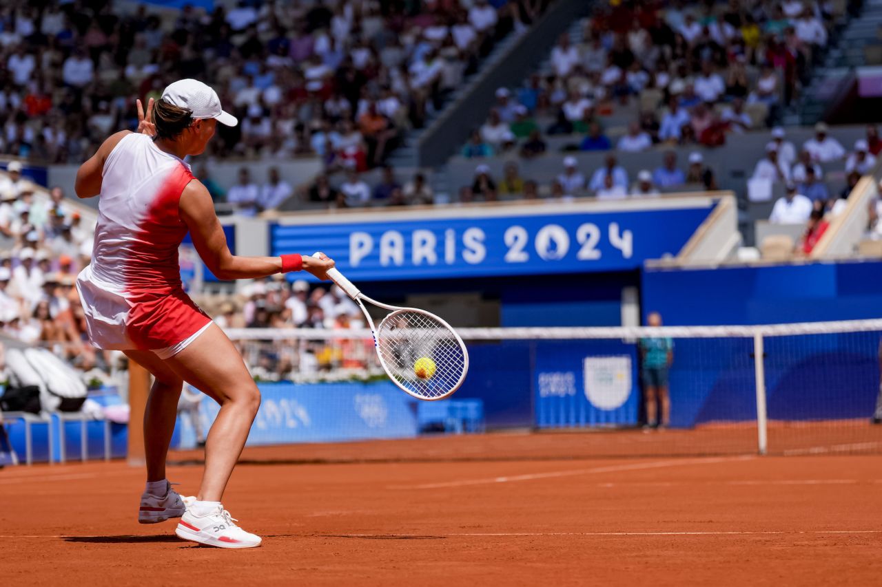 Iga Świątek plays on Thursday at Stade Roland Garros.