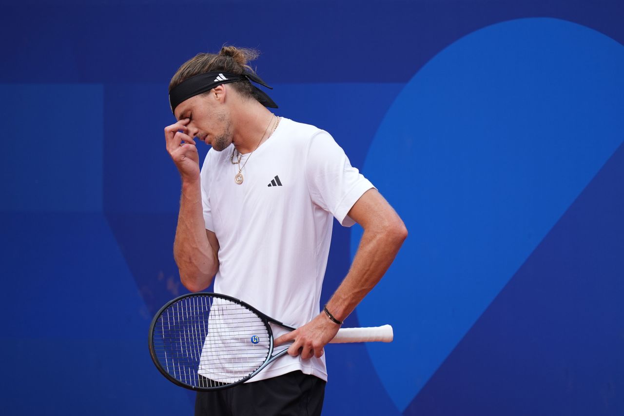 Germany's Alexander Zverev reacts after his elimination from the Paris Olympics by Italy's Lorenzo Musetti on Thursday.