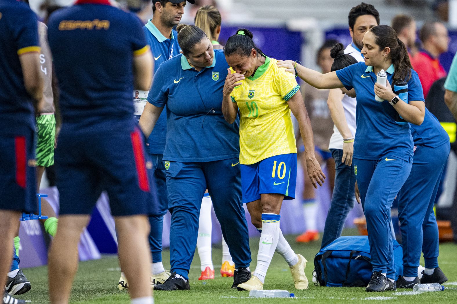 Brazilian soccer legend Marta leaves the field in tears after <a href="https://www.cnn.com/sport/live-news/paris-olympics-news-2024-07-31#h_873326d08887da673ab3c914377af0da"