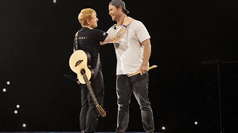 Global superstar Chris Hemsworth joins his friend, GRAMMY Award®-winning singer-songwriter Ed Sheeran, performing the song “Thinking Out Loud” in front of approximately 60,000 fans in Bucharest, Romania on August 24, 2024. This brain-boosting challenge was filmed for the second season of the Disney+ Original series from National Geographic LIMITLESS WITH CHRIS HEMSWORTH, coming 2025.
(National Geographic/Evan Paterakis)