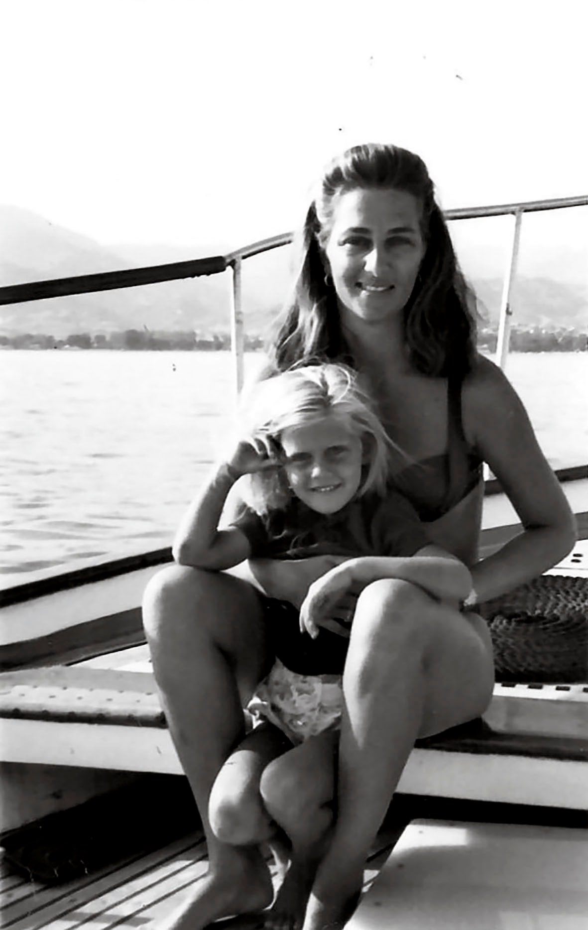 Camila de niña junto a su madre Mercedes SalazarSimpson de vacaciones en Sotogrande.