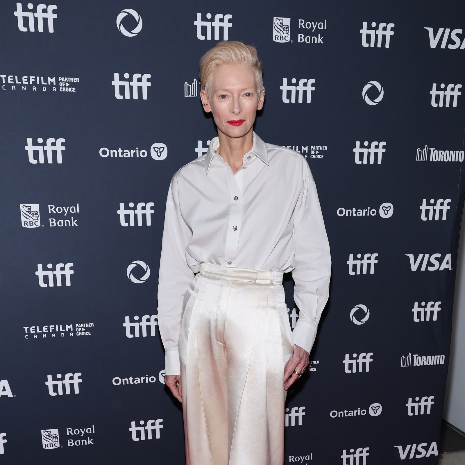 Tilda Swinton o cómo hacer de la camisa masculina clásica un comodín de alfombra roja infalible