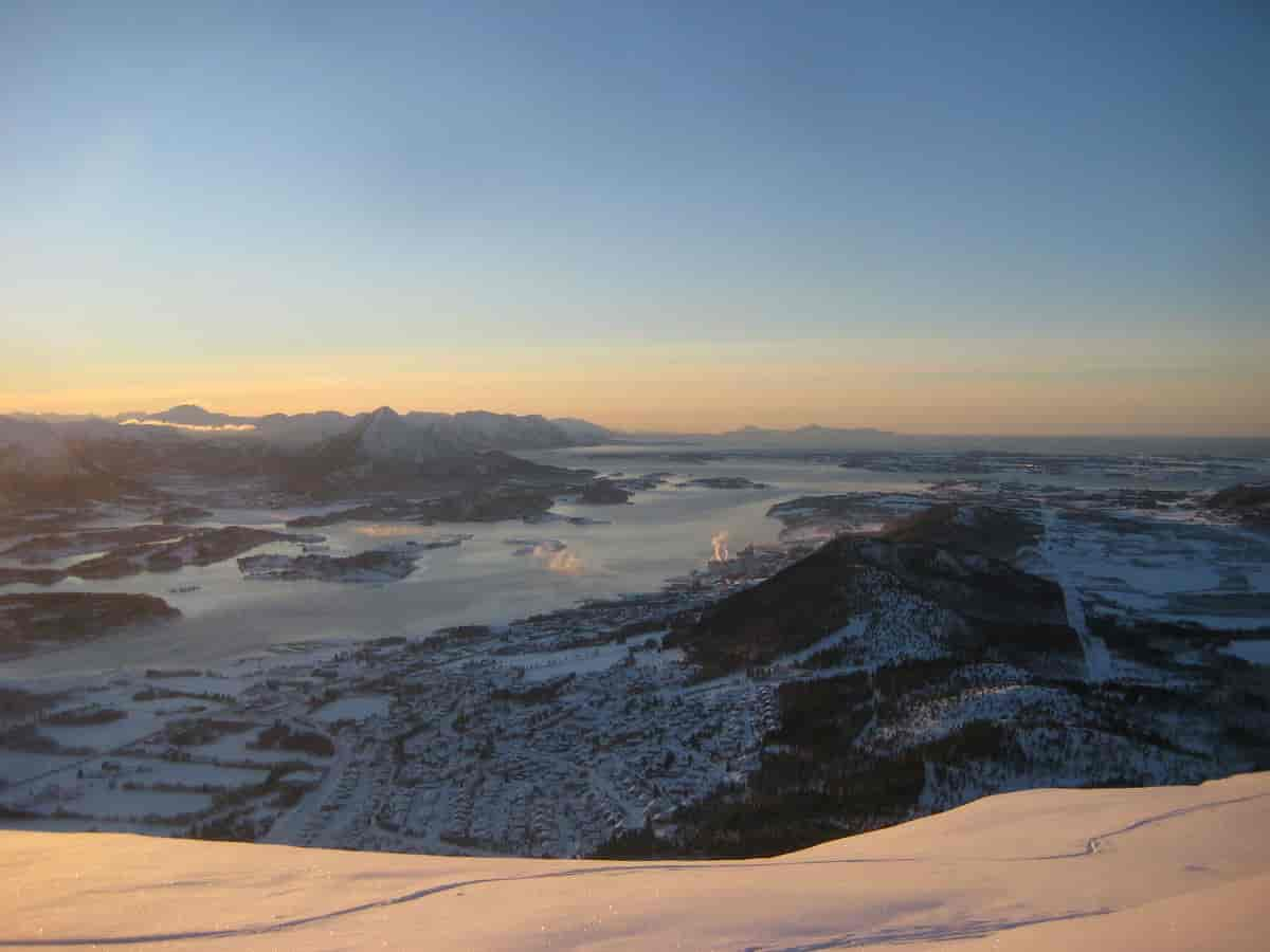 Elnesvågen sett fra Heiane