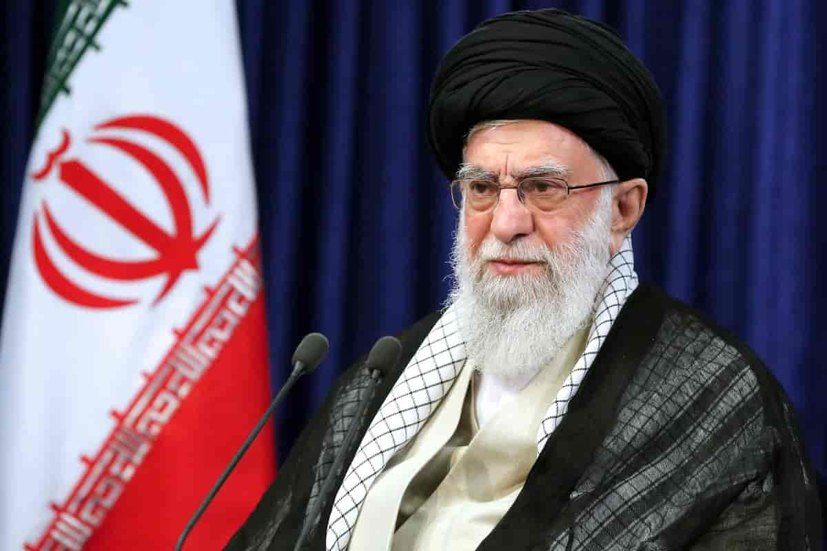 Khamenei taler fra et podium.